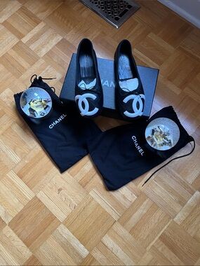 VINTAGE CHANEL FLATS WITH CC LOGO, size 8 in excellent condition.box and covers